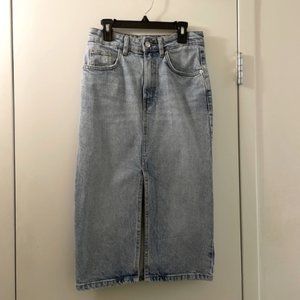 Trendy midi denim skirt with front slit in light blue.